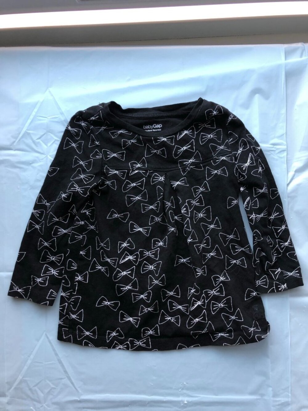 Baby Gap18-24 months Playtime Favorites Black Top w/white bow design